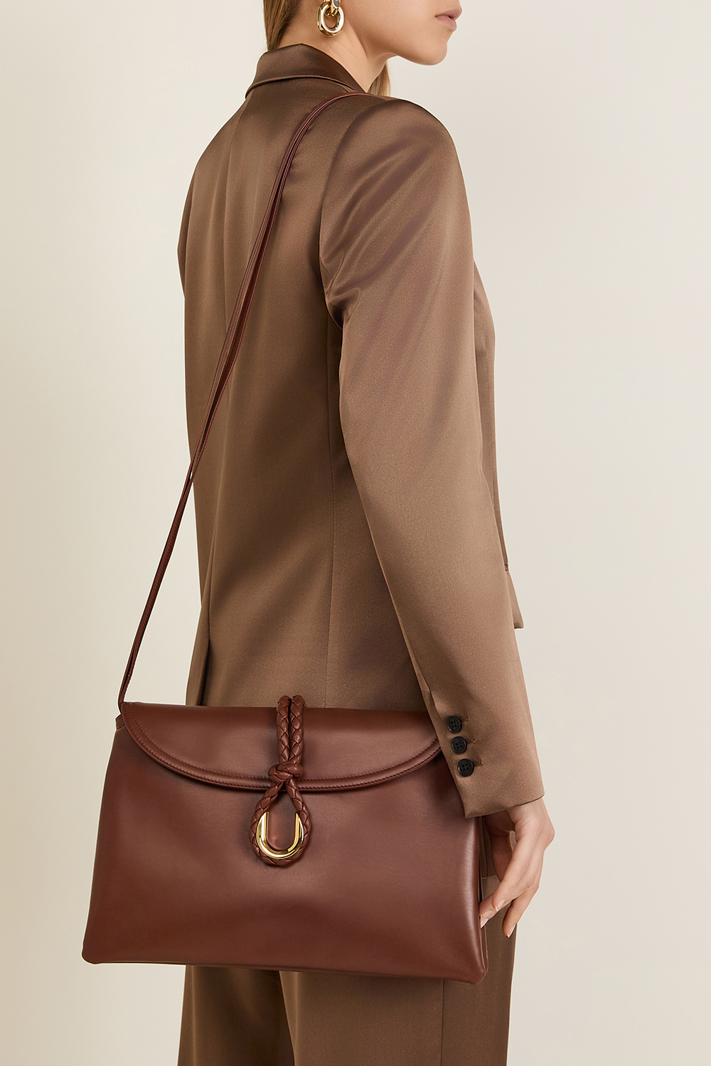 תמונת כל הלוק של תיק קרוסבודי ליברטה